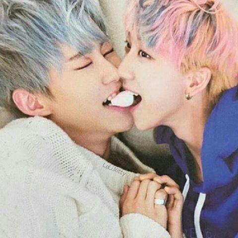 완전 데뷔초...
둘이 뭐해...