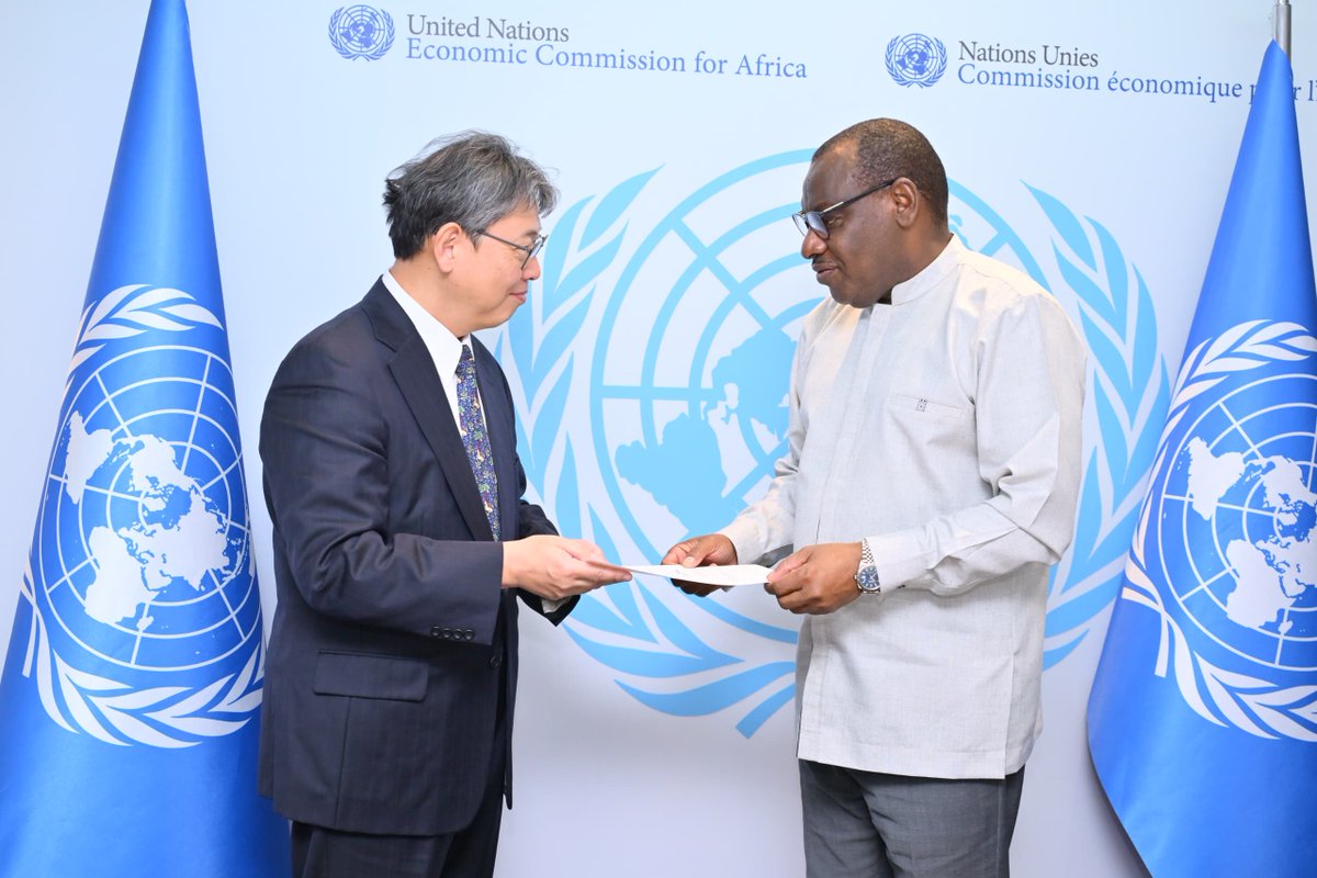 ECA_OFFICIAL's tweet photo. Japanese Ambassador HE Tsutomu Nakagawa presented credentials to Executive Secretary @ClaverGatete today and also held discussions on strengthening collaboration with Japan to support African countries in #digitaltrade and #RVCs as part of #AfCFTA implementation. https://t.co/3Scza4fNif