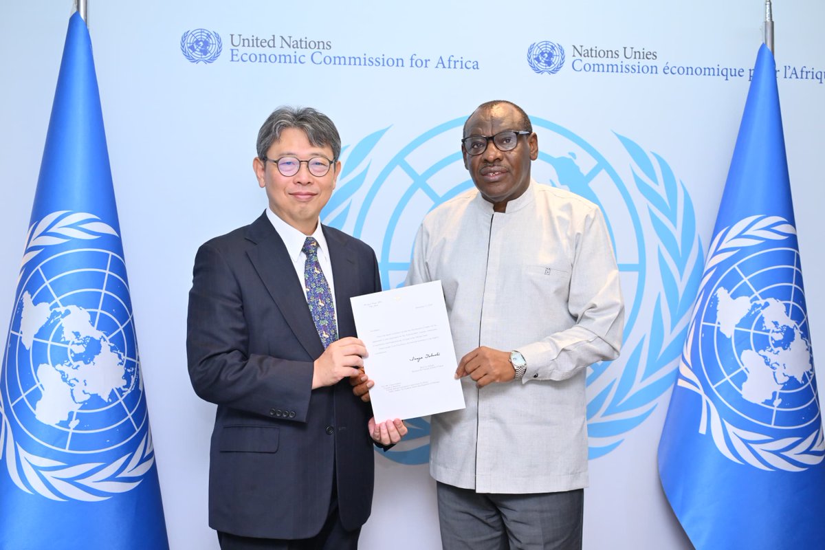 ECA_OFFICIAL's tweet photo. Japanese Ambassador HE Tsutomu Nakagawa presented credentials to Executive Secretary @ClaverGatete today and also held discussions on strengthening collaboration with Japan to support African countries in #digitaltrade and #RVCs as part of #AfCFTA implementation. https://t.co/3Scza4fNif