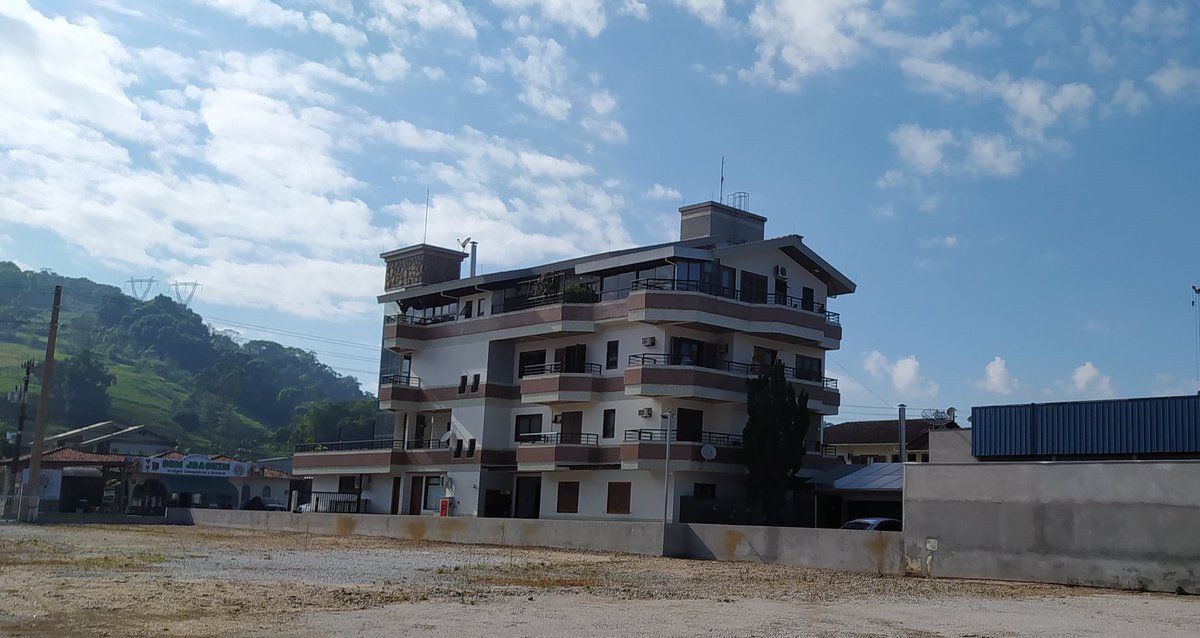 A manhã desta sexta-feira 24/01/25 inicia com tempo bom, céu com poucas nuvens e com abafamento já nestas primeiras horas em Dom Joaquim /Brusque. Faz 24°C neste momento 6:17 no bairro.