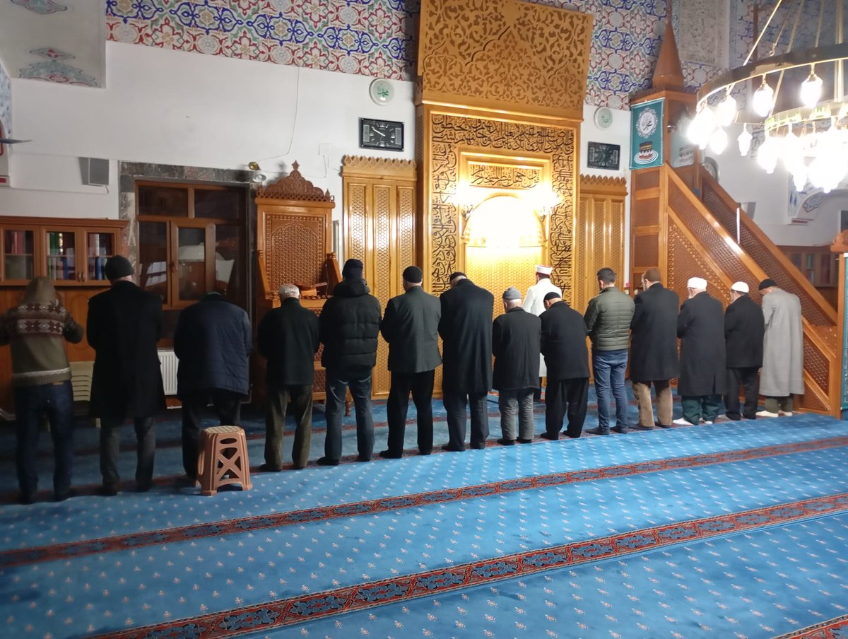 KarakocanMuftu's tweet photo. SABAH NAMAZI BULUŞMASI GERÇEKLEŞTİRİLDİ

İlçe müftümüz Sn. Sezgin DÜLGEROĞLU'nun katılımı ile  Merkez Yenimahalle Camisinde sabah namazı buluşması icra edildi. Sabah namazı eda edildikten sonra İlçe Müftümüz��n sohbetiyle devam eden proğram kahvaltı ikramı ile tamamlandı. https://t.co/glfjTKJktl