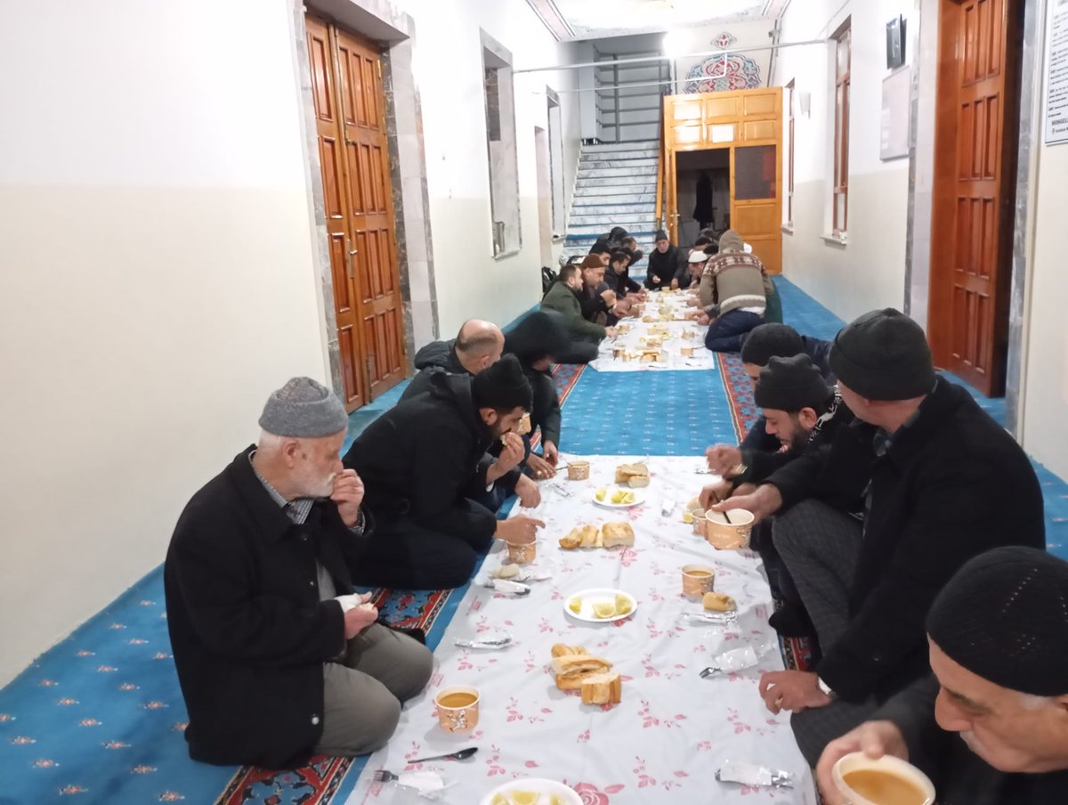 KarakocanMuftu's tweet photo. SABAH NAMAZI BULUŞMASI GERÇEKLEŞTİRİLDİ

İlçe müftümüz Sn. Sezgin DÜLGEROĞLU'nun katılımı ile  Merkez Yenimahalle Camisinde sabah namazı buluşması icra edildi. Sabah namazı eda edildikten sonra İlçe Müftümüz��n sohbetiyle devam eden proğram kahvaltı ikramı ile tamamlandı. https://t.co/glfjTKJktl