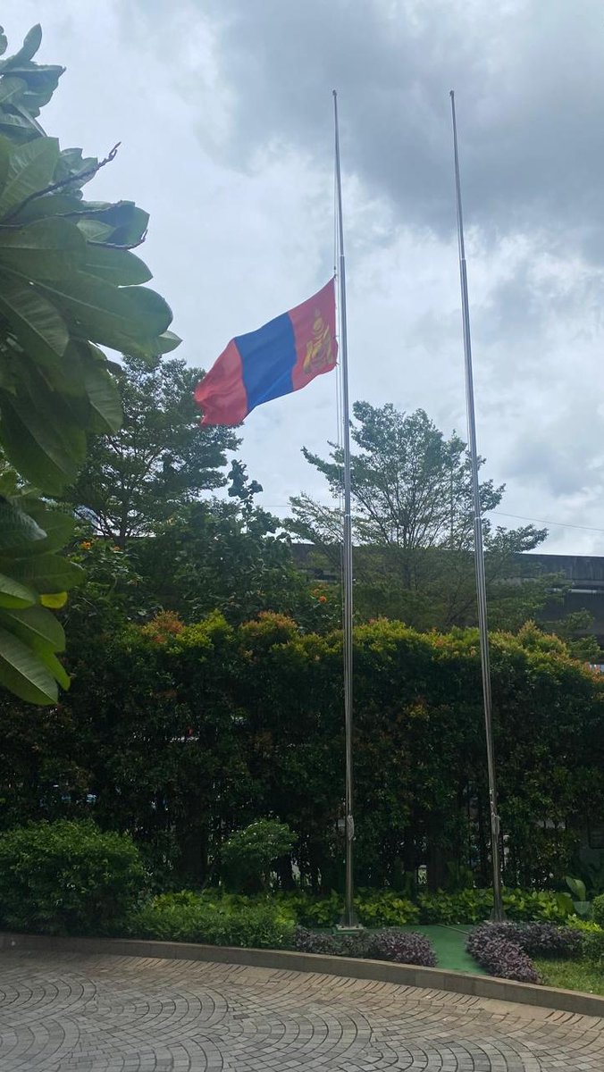 Монгол Улсын анхны Ерөнхийлөгч П.Очирбатыг эцсийн замд үдэх энэ өдөр Жакарта дахь ЭСЯ төрийн далбаагаа бөхийлгөж хүндэтгэл илэрхийлж байна.

Today, the Embassy of Mongolia lowers its flag in tribute to the passing of Mongolia's first President Ochirbat Punsalmaa.