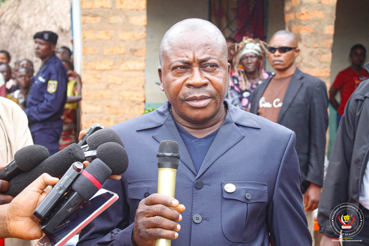 Construction du Barrage hydroélectrique Mbombo à Kananga : Le Gouverneur Joseph-Moïse Kambulu remet aux chefs coutumiers du site "le droit de terre" pour leur feu vert

C'est une étape majeure franchie vers le début effectif des travaux de construction du barrage hydroélectrique