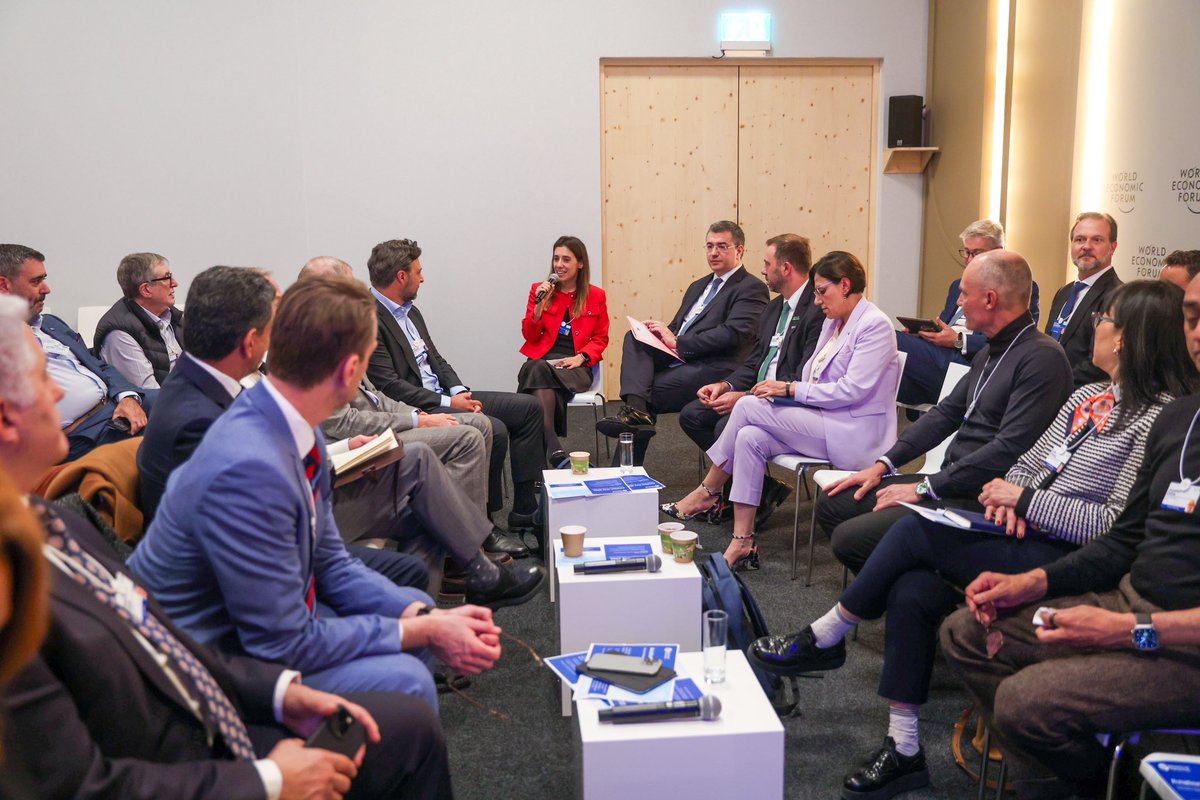 Thank you to the CEOs of Airports of Tomorrow for our exchange on the future of aviation.
 
As we know, aviation brings enormous benefits to our economies – but business as usual cannot go on. 
 
We have a responsibility to reduce emissions and drive decarbonisation. In Europe,