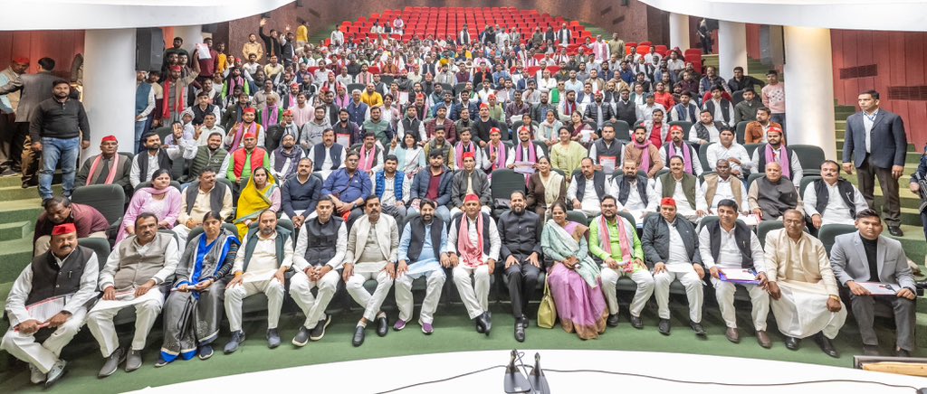 yadavakhilesh's tweet photo. महान समाजवादी नेता, स्वतंत्रता सेनानी, गरीबों एवं वंचितों के मसीहा, बिहार के पूर्व मुख्यमंत्री स्व. कर्पूरी ठाकुर जी की जयंती पर उन्हें शत-शत नमन। https://t.co/3yhtvy3LeM