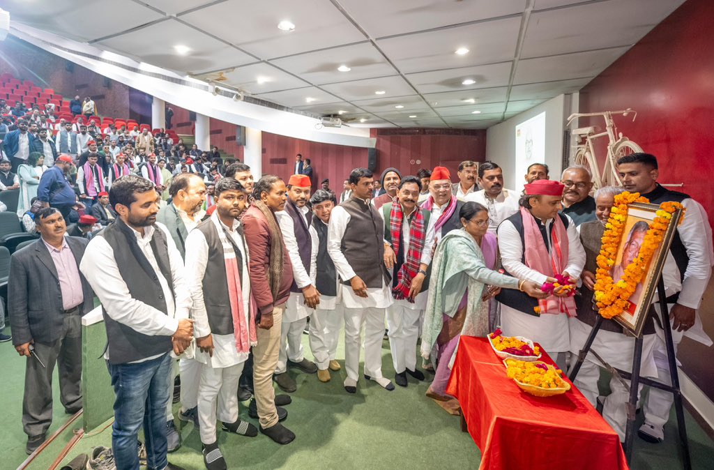 yadavakhilesh's tweet photo. महान समाजवादी नेता, स्वतंत्रता सेनानी, गरीबों एवं वंचितों के मसीहा, बिहार के पूर्व मुख्यमंत्री स्व. कर्पूरी ठाकुर जी की जयंती पर उन्हें शत-शत नमन। https://t.co/3yhtvy3LeM
