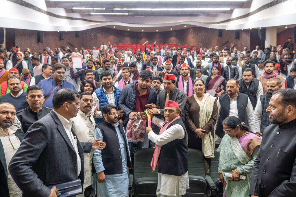 yadavakhilesh's tweet photo. महान समाजवादी नेता, स्वतंत्रता सेनानी, गरीबों एवं वंचितों के मसीहा, बिहार के पूर्व मुख्यमंत्री स्व. कर्पूरी ठाकुर जी की जयंती पर उन्हें शत-शत नमन। https://t.co/3yhtvy3LeM