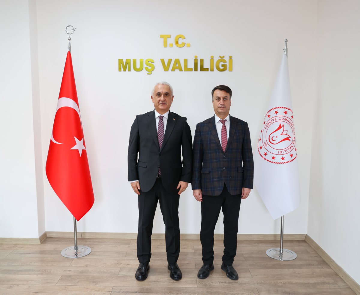 TCMusValiligi's tweet photo. Muş Tarım ve Orman İl Müdürü olarak görev yapmaktayken Tarım ve Orman Bakanlığımız Özel Kalem Müdürlüğüne görevlendirilen Mehmet Gün, Valimiz Sayın @Valiavnicakir'a veda ziyaretinde bulundu. 

Sayın Valimiz, ilimize yapmış olduğu hizmetlerden dolayı müdürümüze teşekkür ederek, yeni görev yerinde başarılar diledi.#Muş

📍Muş Valiliği