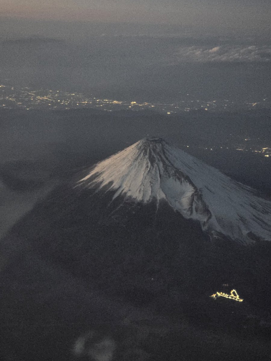 kunitori2017's tweet photo. 富士山🗻
今日は富士山に近い気がする✈
#ANA35 https://t.co/IJR1cFFyUN