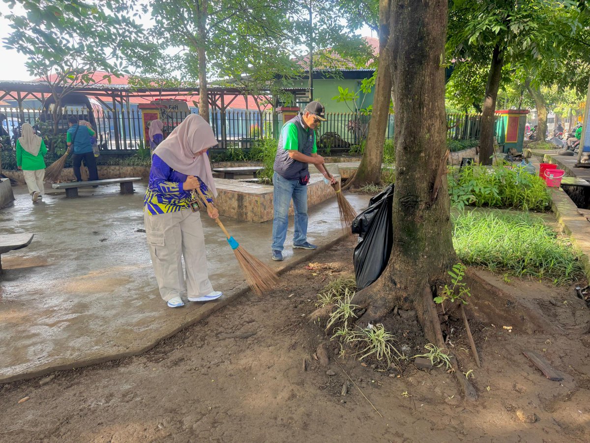 KelSukapada's tweet photo. Giat Lurah Sukapada bersama Seluruh ASN Se Kecamatan Cibeunying Kidul mengikuti kegiatan jumat bersih di Taman Bola di Wilayah Kelurahan Sukamaju Kecamatan Cibeunying Kidul.
Jumat, 24 Januari 2025
#kelurahansukapada #cibkidtersenyum https://t.co/witKFl5k1S