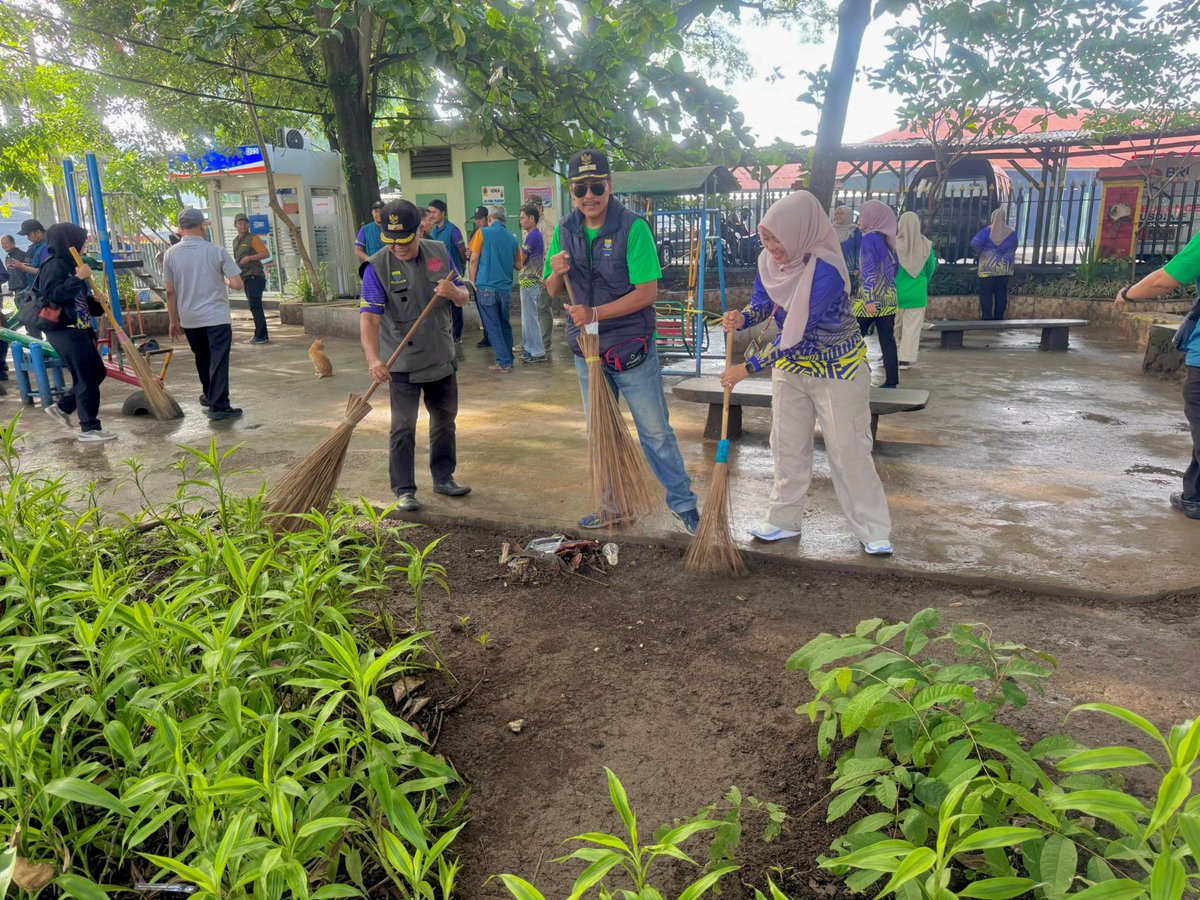 KelSukapada's tweet photo. Giat Lurah Sukapada bersama Seluruh ASN Se Kecamatan Cibeunying Kidul mengikuti kegiatan jumat bersih di Taman Bola di Wilayah Kelurahan Sukamaju Kecamatan Cibeunying Kidul.
Jumat, 24 Januari 2025
#kelurahansukapada #cibkidtersenyum https://t.co/witKFl5k1S