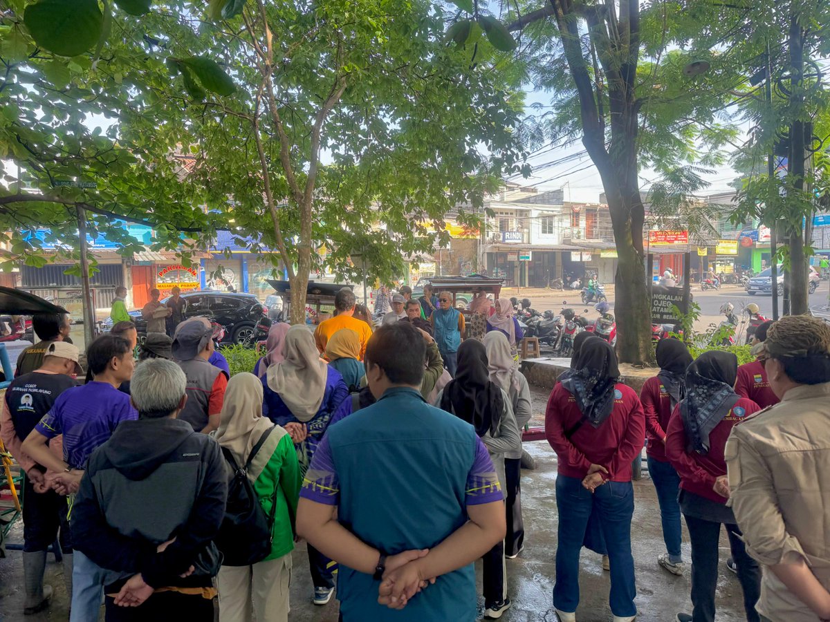 KelSukapada's tweet photo. Giat Lurah Sukapada bersama Seluruh ASN Se Kecamatan Cibeunying Kidul mengikuti kegiatan jumat bersih di Taman Bola di Wilayah Kelurahan Sukamaju Kecamatan Cibeunying Kidul.
Jumat, 24 Januari 2025
#kelurahansukapada #cibkidtersenyum https://t.co/witKFl5k1S