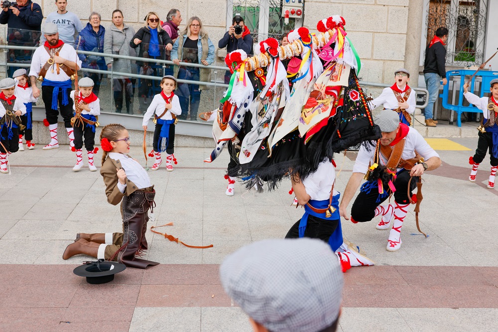AytoColmenar's tweet photo. 📢 Fin de semana en #ColmenarViejo:

🐂🎉 Fiesta de ‘La Vaquilla’
🗓 Sábado
⌚ Desde las 17:00h
📍Plaza del Pueblo

🎭'Hipnonautas'
🗓Sábado
⌚20:00h
📍Auditorio 'Villa de Colmenar Viejo' https://t.co/xzrYrDVf7K