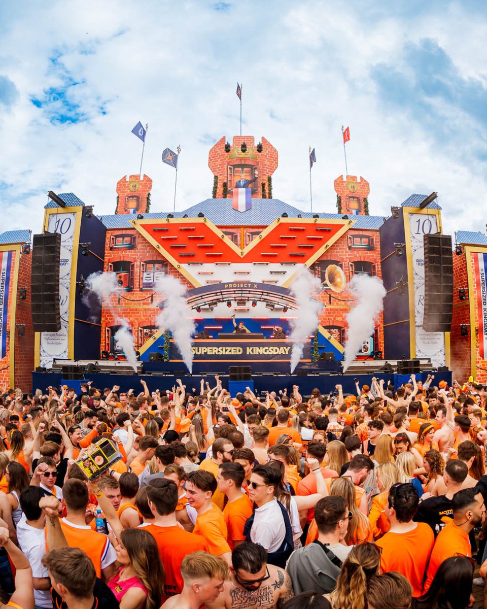 𝗥𝗘𝗚𝗜𝗦𝗧𝗥𝗔𝗧𝗜𝗘 𝗩𝗘𝗥𝗞𝗢𝗢𝗣 𝗜𝗦 𝗚𝗘𝗦𝗧𝗔𝗥𝗧! Het aftellen tot Koningsdag is begonnen en de registratie verkoop is net van start gegaan 😱 Heb jij je als trouwe landgenoot geregistreerd? Koop dan nu als de wiedeweerga je tickets voor Supersized Kingsday Festival 2025