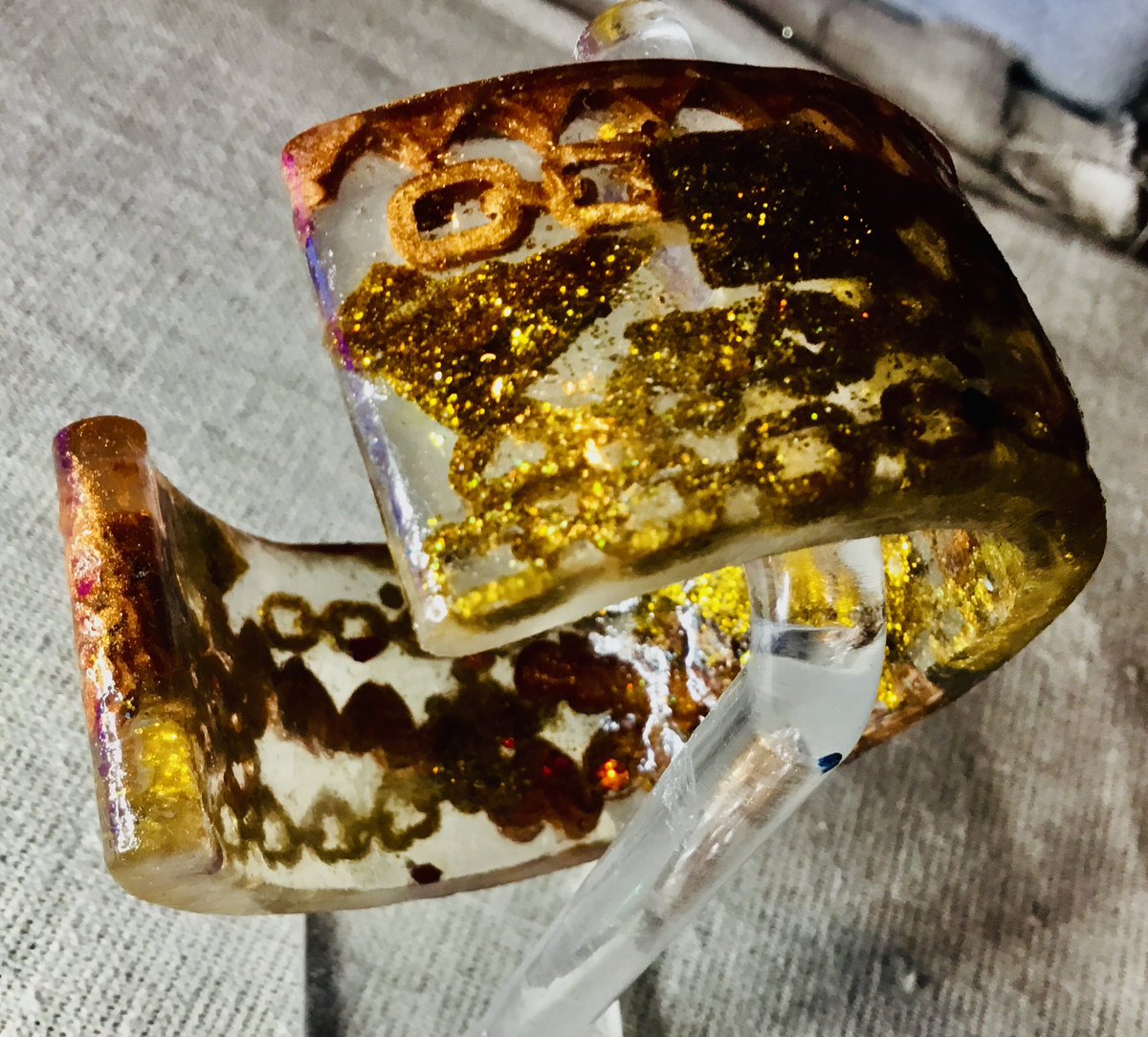 Raissa27188252's tweet image. Golden chains glitter cuff bangle #cuffbangles #resinbangles #handmade #vintage #uniquegifts #buygifts #resinjewellry #womengifts
To purchase 

ka-gan.art/product/golden…