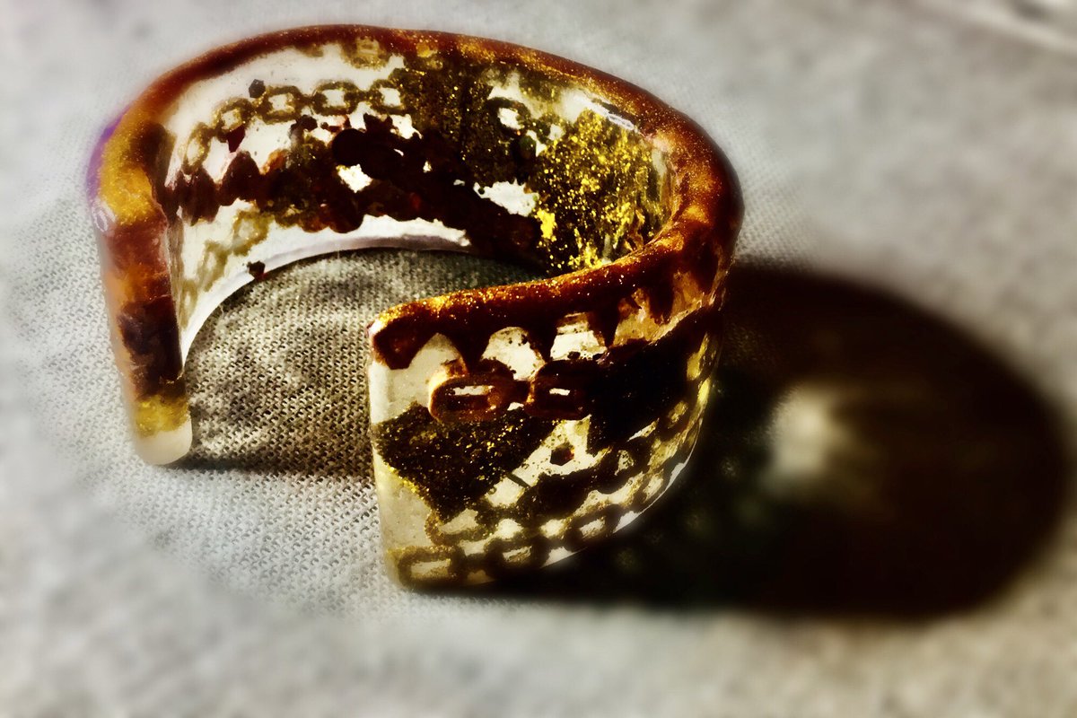 Raissa27188252's tweet image. Golden chains glitter cuff bangle #cuffbangles #resinbangles #handmade #vintage #uniquegifts #buygifts #resinjewellry #womengifts
To purchase 

ka-gan.art/product/golden…