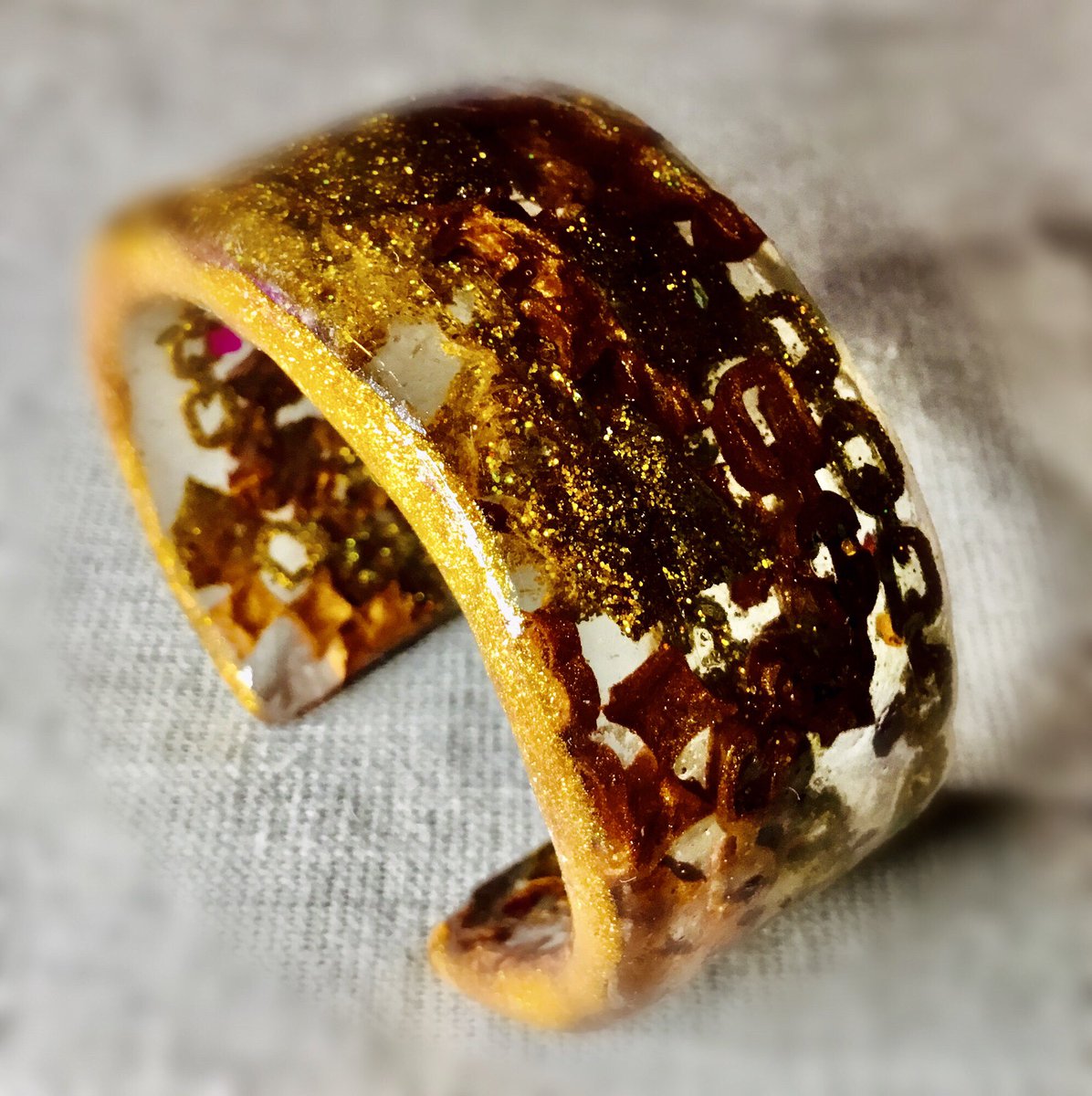 Raissa27188252's tweet image. Golden chains glitter cuff bangle #cuffbangles #resinbangles #handmade #vintage #uniquegifts #buygifts #resinjewellry #womengifts
To purchase 

ka-gan.art/product/golden…