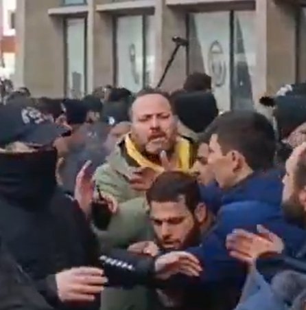 fitneyenetsert's tweet photo. Bu yüze iyi bakın!

İşte bir kadına diz, yumruk atan #AnkaraEmniyeti polisi!

Allah senin bin türlü belanı versin!

Aldığın maaşın zerresi haram-zehir-zıkkım olsun!

Evladına haram lokma yediren #polis!

#AnkaraEmniyeti
DiniKonferansa DarpveGözaltı https://t.co/Prb2IqCOQW