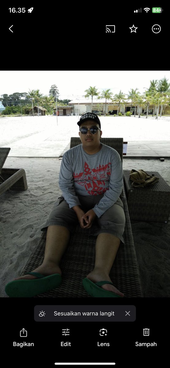 SonGohad's tweet photo. @upgirls_ura Aku lagi sibuk nyari rejeki buat kitem dengan cara jadi tukang pijet keliling pantai

#jawabakura https://t.co/fjbLsG4BYn