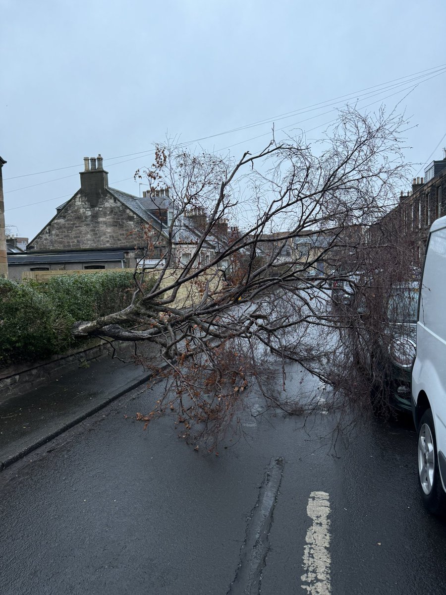 SpoonyTweets's tweet photo. Before the weather warning kicks in… #portobello #edinburgh #StormEowyn https://t.co/2TO8LiBLTf