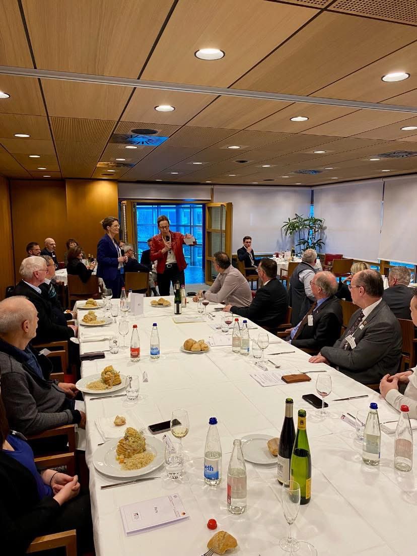 Fabienne Keller (@fabienne_keller) on Twitter photo L’amitié franco-allemande se vit avant tout par le concret 🇫🇷🇩🇪🇪🇺
Très heureuse d’accueillir cette semaine au Parlement européen avec ma collègue <a href="/andreawechsler/">Dr. Andrea Wechsler</a>, les élus de la Chambre des Métiers d’Alsace et de leurs homologues de la Handwerkskammer de Stuttgart. L’amitié franco-allemande se vit avant tout par le concret 🇫🇷🇩🇪🇪🇺
Très heureuse d’accueillir cette semaine au Parlement européen avec ma collègue <a href="/andreawechsler/">Dr. Andrea Wechsler</a>, les élus de la Chambre des Métiers d’Alsace et de leurs homologues de la Handwerkskammer de Stuttgart.