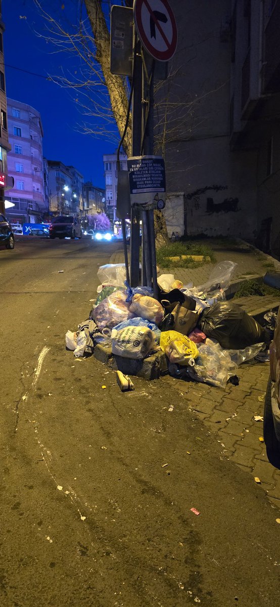 omrkr25's tweet photo. Güzide Çıkmazı Sokak 
Sayın başkan @BahcetepeHakan ilçeniz sınırları içerisinde bulunan sokağın girişi hergün bu şekilde!! Artık ben paylaşmaktan utanıyorum ama ilgili birim.... Hayırlı cumalar. @BahcetepeHakan @GOPBelediyesi @IBBcozummerkezi @ekrem_imamoglu https://t.co/qwLzz1qSNV