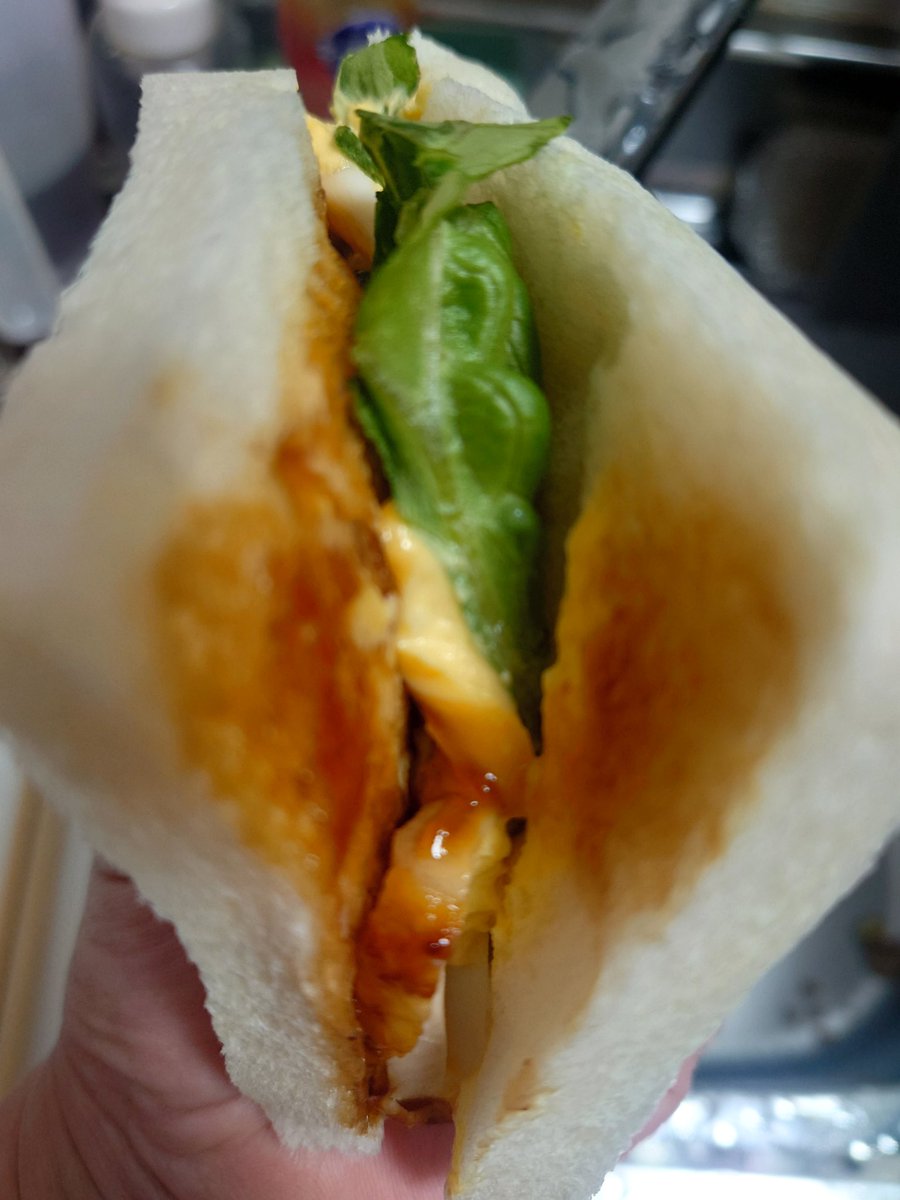 emix0121's tweet photo. セブンイレブンの照り焼きチキンと玉子のサンドイッチ
切り口側と中身こんなにも違う。具が少な過ぎて驚き。たまたま20％値引きで買えたけ値引きされていても、もう買わない。 https://t.co/OVthXM01Yu