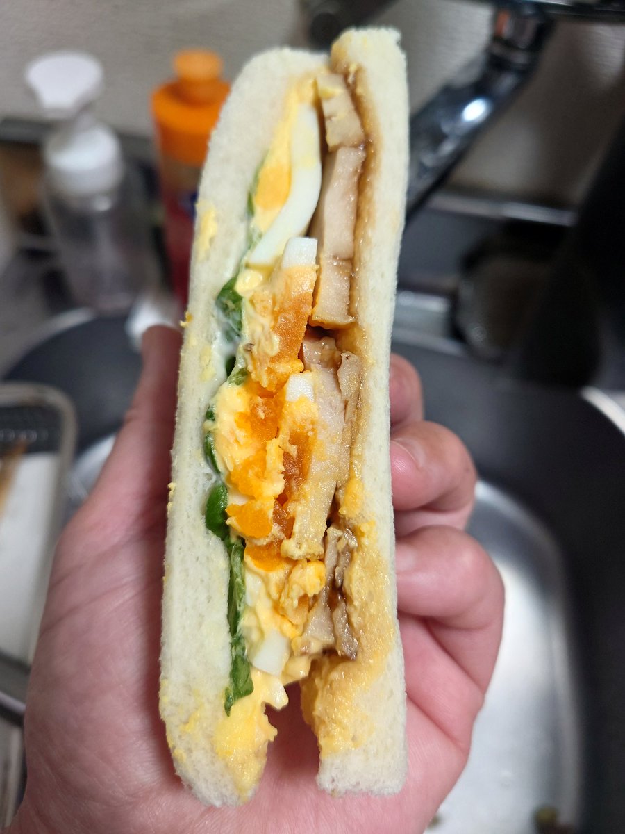 emix0121's tweet photo. セブンイレブンの照り焼きチキンと玉子のサンドイッチ
切り口側と中身こんなにも違う。具が少な過ぎて驚き。たまたま20％値引きで買えたけ値引きされていても、もう買わない。 https://t.co/OVthXM01Yu