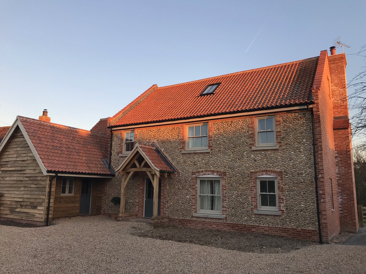 gaskinbuilders_'s tweet photo. We have a great reputation locally for #building special #newbuild homes for people & developers in Norfolk 🙂‍↕️

This is one we did in Thornage, near Holt in #northnorfolk – built in the popular (with customers & planners alike) oak, brick & flint vernacular – Mulberry House 👇🏻 https://t.co/0L8mxXRfKH 

Is taking on a new build like this this something you would consider? 🤷🏻‍♀️

The Gaskin Builders team do every element – from working with North Norfolk District Council Planning department & your/our chosen #architect, to working out the perfect internal layouts & external features, to the build itself & all the details... 👷🏻‍♂️

It's a brave, but rewarding process – with the right builder 😉

DM us for a no-obligation discussion anytime... 📲