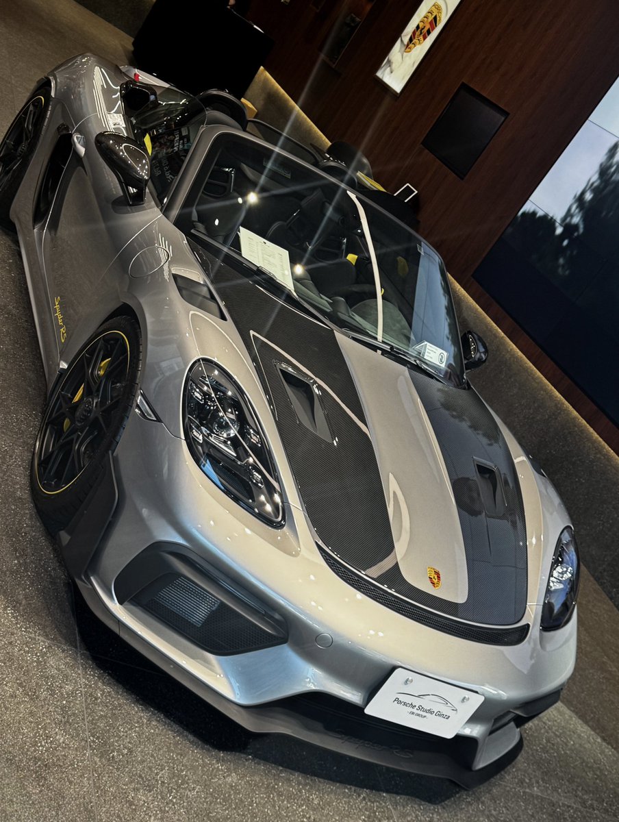 porsche_carlife's tweet photo. ポルシェスタジオ銀座さんを通りがかったら、
GTシルバーメタリックの718スパイダーRSが！！

重厚なシルバーとカーボンの組み合わせがカッコ良すぎる…。

やはりこの色にして良かった😊

#718SpyderRS #SpyderRS #GTSilverMetallic https://t.co/G9jj0KWJW8