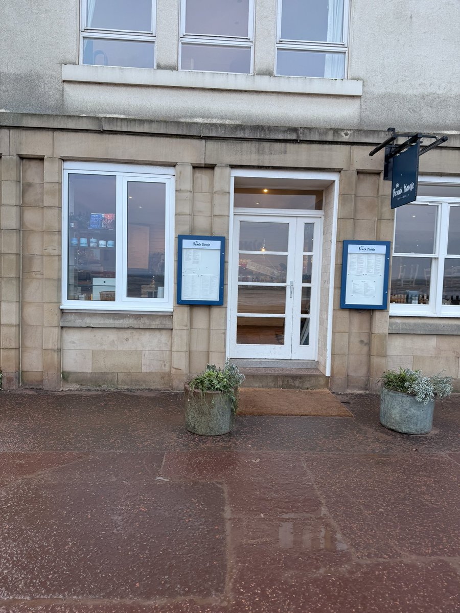 SpoonyTweets's tweet photo. Can count on the #BeachHouse 😂😂👌☕️ #portobello #Edinburgh #StormEowyn https://t.co/wzqwfGPQ6F