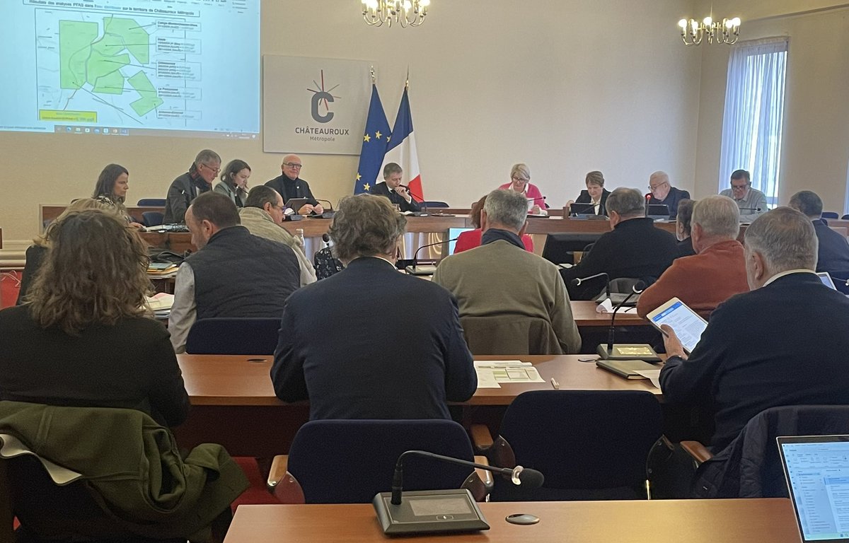 Marc Fleuret (@fleuretmarc) on Twitter photo Conférence des maires de <a href="/Chateauroux36/">Châteauroux Métropole</a> au côté de <a href="/GilAverous/">Gil Avérous</a> . À l’ordre du jour, projets économiques, Enseignements supérieurs , qualité de l’eau , foncier Conférence des maires de <a href="/Chateauroux36/">Châteauroux Métropole</a> au côté de <a href="/GilAverous/">Gil Avérous</a> . À l’ordre du jour, projets économiques, Enseignements supérieurs , qualité de l’eau , foncier
