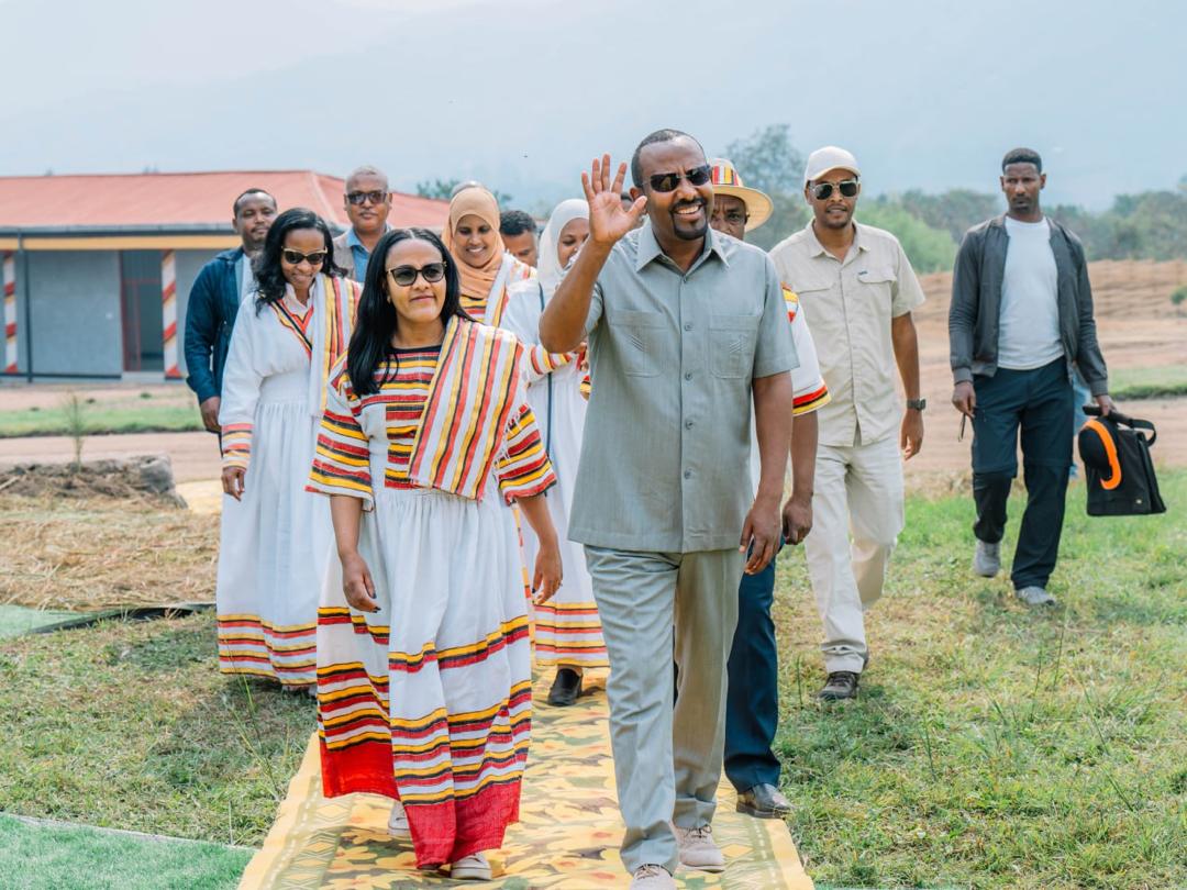 AbiyAhmedAli's tweet photo. Today, we inaugurated the coal washing plant of ET Mining Development Co., Ltd., established in the South West Ethiopia Region, Dawuro Zone. This facility not only enhances national coal production but also provides significant employment opportunities for local residents. https://t.co/4ocVv8BDxO