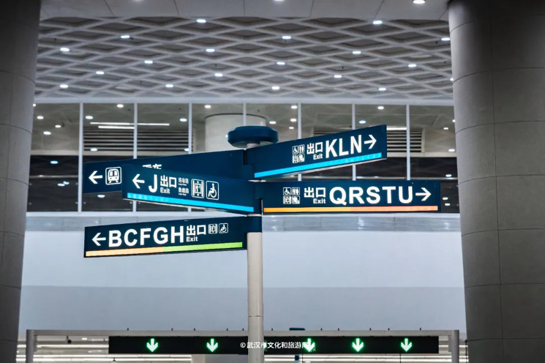 OpticsValleyCN's tweet photo. The Optics Valley Square Station of #WuhanMetro Line 11 in #OVC is making waves with its unique 360-degree #exit navigation! Its circular layout makes traditional directions obsolete, ensuring smooth flow and adding a fun twist to daily commutes. #OVCTransport #OVCInnovation https://t.co/Q8RYsDYJw5