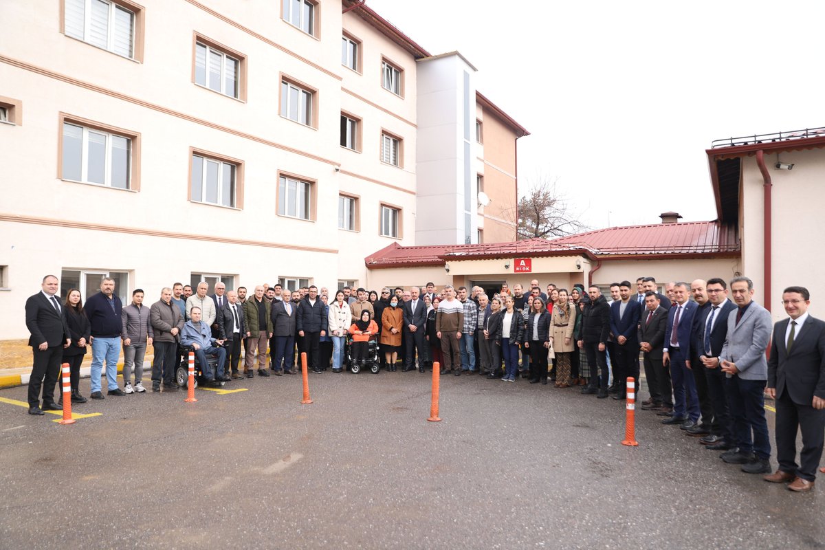 sivasmem's tweet photo. 📌Millî Eğitim Müdürümüz @necatiyener_ , görevden ayrılışı dolayısıyla düzenlenen programda kurum personelimiz ile vedalaştı. 25 Ağustos 2023 tarihinde başladığı Sivas İl Millî Eğitim Müdürlüğü görevinden bugün itibariyle ayrılacağını belirten Yener; “Sizlerle birlikte ilimize hizmet etmekten büyük mutluluk duydum. Sizler tüm çalışmalarımızın görünmeyen kahramanları, emekçilerisiniz. Her birinize ayrı teşekkürlerimi sunuyorum. Hakkınızı helal edin, Allah’a emanet olun.” dedi.

@tcmeb 
@Yusuf__Tekin 
@valisimsek 
@avabdullahguler