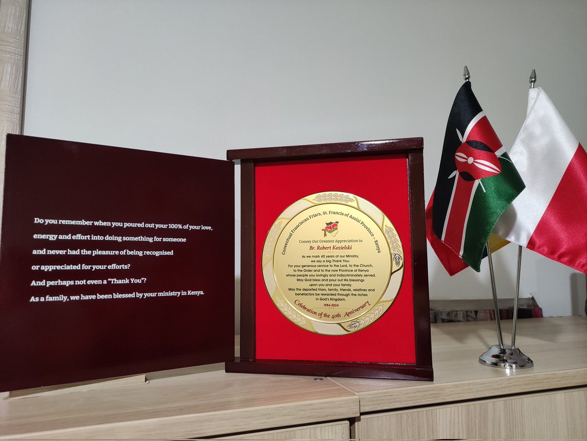 Dnia 20.01.25, w imieniu o. Hilarego Raduka - ministra prowincjalnego w Kenii🇰🇪, o. Tadeusz Brzozowski – misjonarz w 🇰🇪– wręczył br. Robertowi Kozielskiemu, sekretarzowi prow. ds. misji oraz byłemu misjonarzowi w Kenii, pamiątkowy grawerton za posługę misjonarza i pomoc misjom.