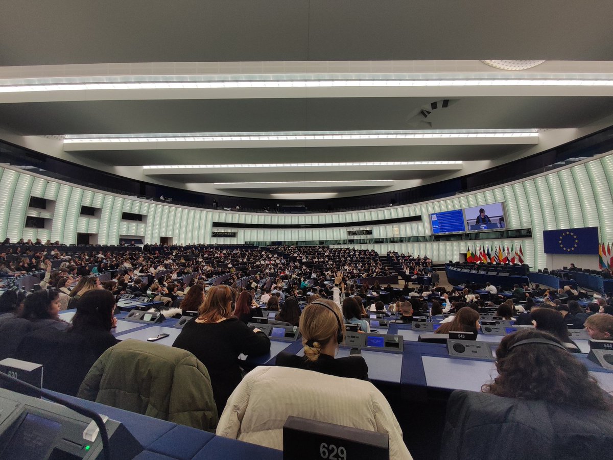 Euro_Llor's tweet photo. Aquest matí l'alumnat Ambaixador Júnior del @Europarl_CAT de la @Llor_Fundacio estem compartint #Euroscola2401 amb altres noies i nois, debatent sobre la desinformació i el futur de la Unió Europea. Apassionant oportunitat de fer més Europa! @AjSantBoi https://t.co/L3fkYjyN6i