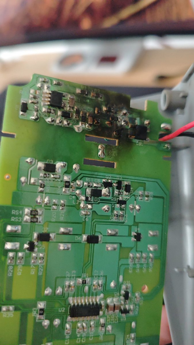 PeterTeichner's tweet photo. This charger lasted 3 charge cycles before it blew up @varta_ag - plug charger type 57657 #charger #blown #quality https://t.co/gbF9Euwk8y
