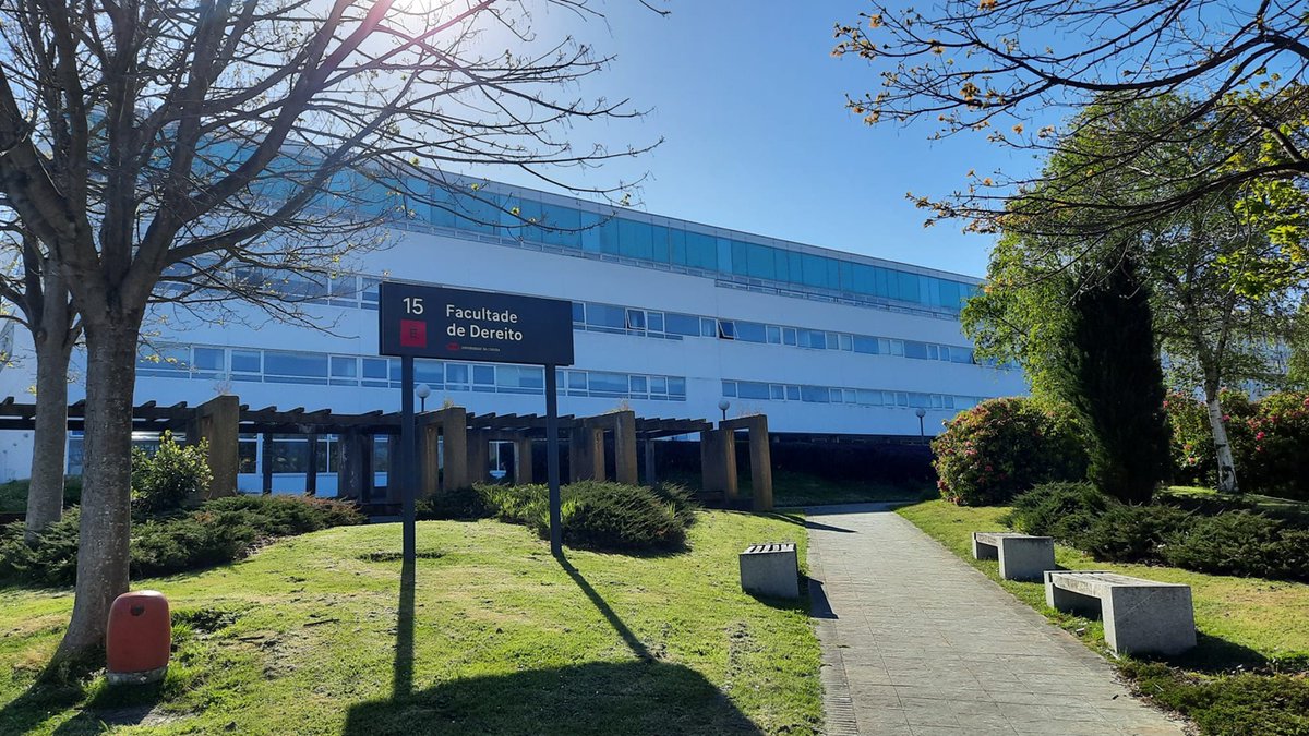 UDC_gal's tweet photo. 👩‍⚖️👨‍💼 Profesionais da maxistratura, a avogacía e aseguradoras ocuparán a sala de vistas de @DerechoUDC os próximos 28, 29 e 30 de xaneiro, durante os tres días de xuízos simulados do curso "Veredicto Exemplar", organizado pola @CatedraFI_UDC. ⚖️  

https://t.co/WZ7HcZBzaQ https://t.co/orrD1XbL9R