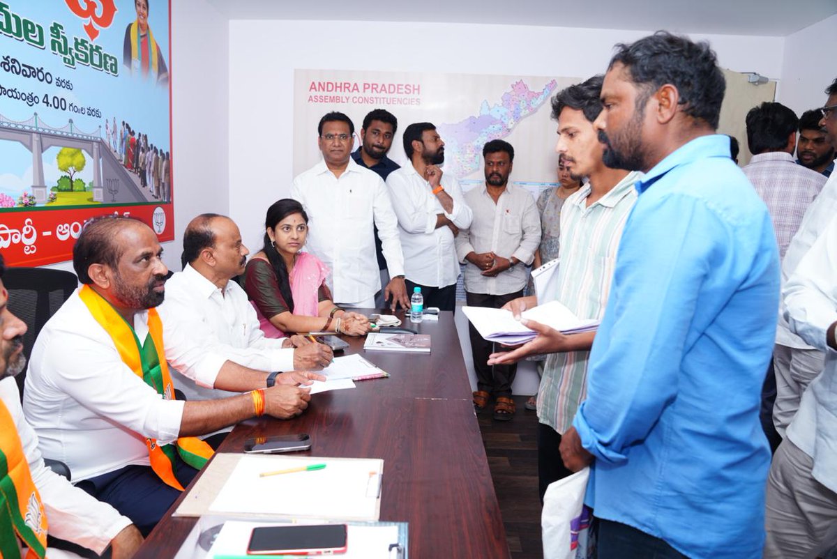 satyakumar_y's tweet photo. విజయవాడలోని భారతీయ జనతా పార్టీ రాష్ట్ర కార్యాలయంలో నిర్వహించిన ప్రజా ఫిర్యాదుల స్వీకరణ కార్యక్రమం వారధిలో పాల్గొన్నాను. సామాన్యులు, పార్టీ నాయకులు, కార్యకర్తల నుంచి వినతులు, ఫిర్యాదులు తీసుకున్నాను. ప్రజా సమస్యల సత్వర పరిష్కారానికి చర్యలు తీసుకోవాలని అధికారులను ఆదేశించాను. ప్రజల నుంచి తీసుకున్న వినతులు, ఫిర్యాదులను సంబంధిత శాఖలకు పంపి పరిష్కరించాలని నా సిబ్బందికి సూచించాను.
@ArogyaAndhra @BJP4Andhra @BJP4India #varadhi #AndhraPradesh