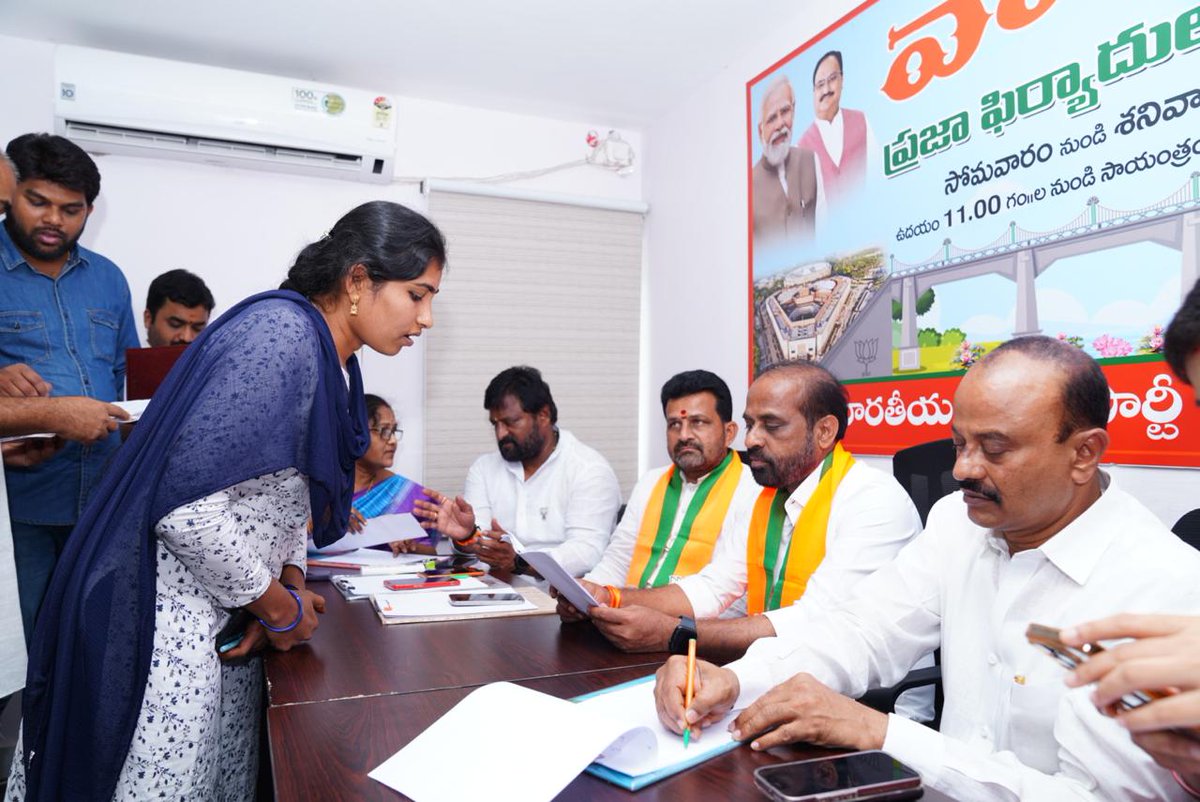 satyakumar_y's tweet photo. విజయవాడలోని భారతీయ జనతా పార్టీ రాష్ట్ర కార్యాలయంలో నిర్వహించిన ప్రజా ఫిర్యాదుల స్వీకరణ కార్యక్రమం వారధిలో పాల్గొన్నాను. సామాన్యులు, పార్టీ నాయకులు, కార్యకర్తల నుంచి వినతులు, ఫిర్యాదులు తీసుకున్నాను. ప్రజా సమస్యల సత్వర పరిష్కారానికి చర్యలు తీసుకోవాలని అధికారులను ఆదేశించాను. ప్రజల నుంచి తీసుకున్న వినతులు, ఫిర్యాదులను సంబంధిత శాఖలకు పంపి పరిష్కరించాలని నా సిబ్బందికి సూచించాను.
@ArogyaAndhra @BJP4Andhra @BJP4India #varadhi #AndhraPradesh