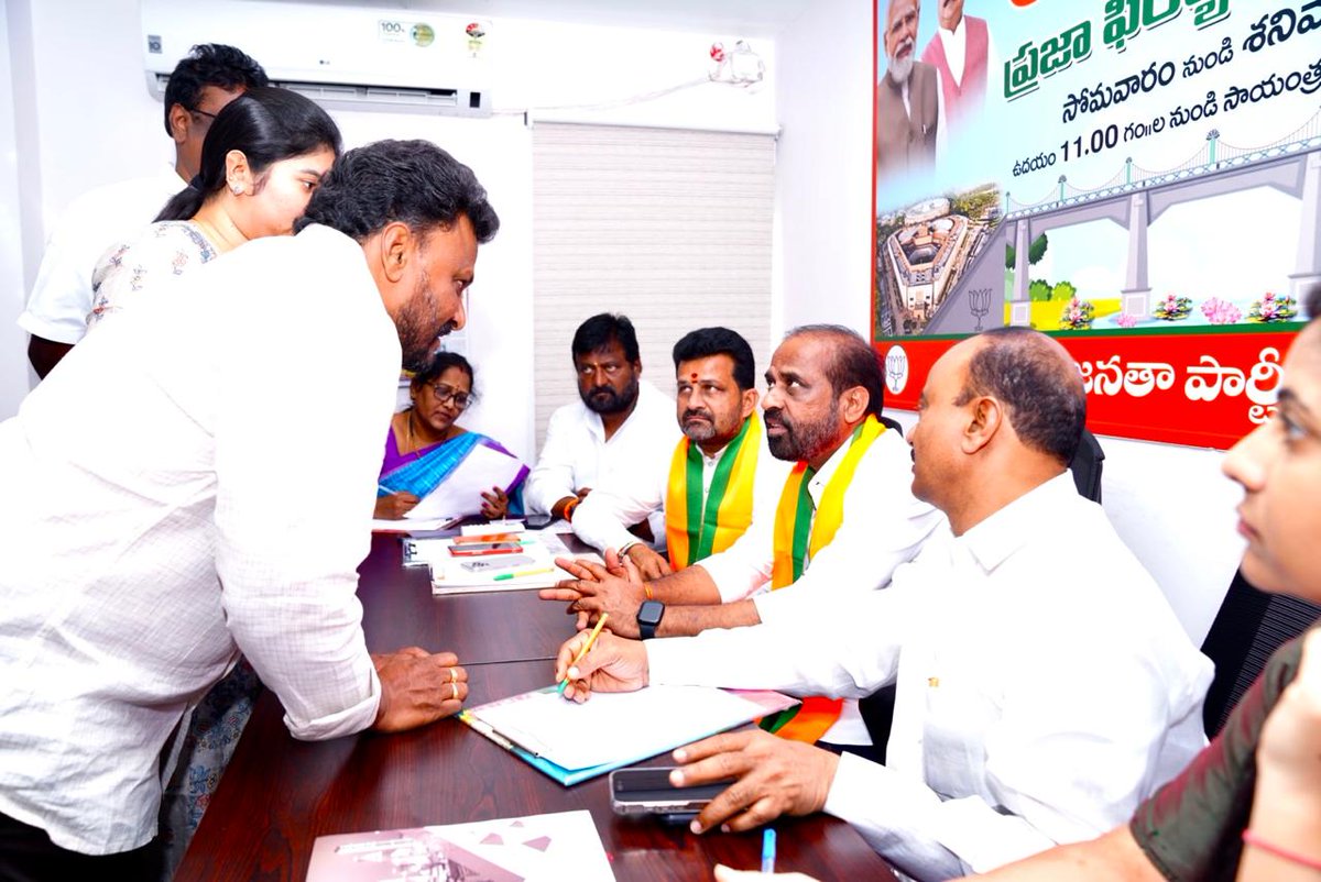 satyakumar_y's tweet photo. విజయవాడలోని భారతీయ జనతా పార్టీ రాష్ట్ర కార్యాలయంలో నిర్వహించిన ప్రజా ఫిర్యాదుల స్వీకరణ కార్యక్రమం వారధిలో పాల్గొన్నాను. సామాన్యులు, పార్టీ నాయకులు, కార్యకర్తల నుంచి వినతులు, ఫిర్యాదులు తీసుకున్నాను. ప్రజా సమస్యల సత్వర పరిష్కారానికి చర్యలు తీసుకోవాలని అధికారులను ఆదేశించాను. ప్రజల నుంచి తీసుకున్న వినతులు, ఫిర్యాదులను సంబంధిత శాఖలకు పంపి పరిష్కరించాలని నా సిబ్బందికి సూచించాను.
@ArogyaAndhra @BJP4Andhra @BJP4India #varadhi #AndhraPradesh