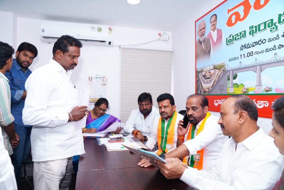 satyakumar_y's tweet photo. విజయవాడలోని భారతీయ జనతా పార్టీ రాష్ట్ర కార్యాలయంలో నిర్వహించిన ప్రజా ఫిర్యాదుల స్వీకరణ కార్యక్రమం వారధిలో పాల్గొన్నాను. సామాన్యులు, పార్టీ నాయకులు, కార్యకర్తల నుంచి వినతులు, ఫిర్యాదులు తీసుకున్నాను. ప్రజా సమస్యల సత్వర పరిష్కారానికి చర్యలు తీసుకోవాలని అధికారులను ఆదేశించాను. ప్రజల నుంచి తీసుకున్న వినతులు, ఫిర్యాదులను సంబంధిత శాఖలకు పంపి పరిష్కరించాలని నా సిబ్బందికి సూచించాను.
@ArogyaAndhra @BJP4Andhra @BJP4India #varadhi #AndhraPradesh