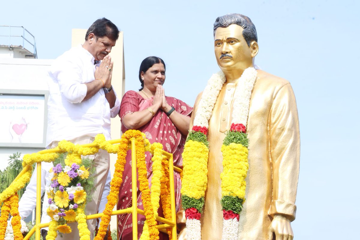 DVChospital's tweet photo. పాడి రైతుల ఆరాధ్యులు, రైతు బందువు, పొన్నూరు మాజీ శాసన సభ్యులు, ఉమ్మడి ఆంధ్రప్రదేశ్ మాజీ మంత్రివర్యులు స్వర్గీయ శ్రీ ధూళిపాళ్ళ వీరయ్య చౌదరి గారి 31వ వర్ధంతి కార్యక్రమంలో పాల్గొని నివాళులు అర్పించిన #SDVC మెమోరియల్ ట్రస్టు మరియు సంగం డెయిరీ ఛైర్మన్ శ్రీ ధూళిపాళ్ళ నరేంద్ర కుమార్, డెయిరీ ఎండీ శ్రీ గోపాల కృష్ణన్, పాలకవర్గ సభ్యులు , హాస్పిటల్ ఎండీ శ్రీమతి జ్యోతిర్మయి, మెడికల్ డైరెక్టర్ డా. సి హెచ్ శ్రీనివాస్, సి ఓ ఓ డా. నవీన్ మరియు హాస్పిటల్ వైద్యబృందం.

#DvcVardhanti #DVCHospital
#SDVCMemorialTrust
#SangamDairy