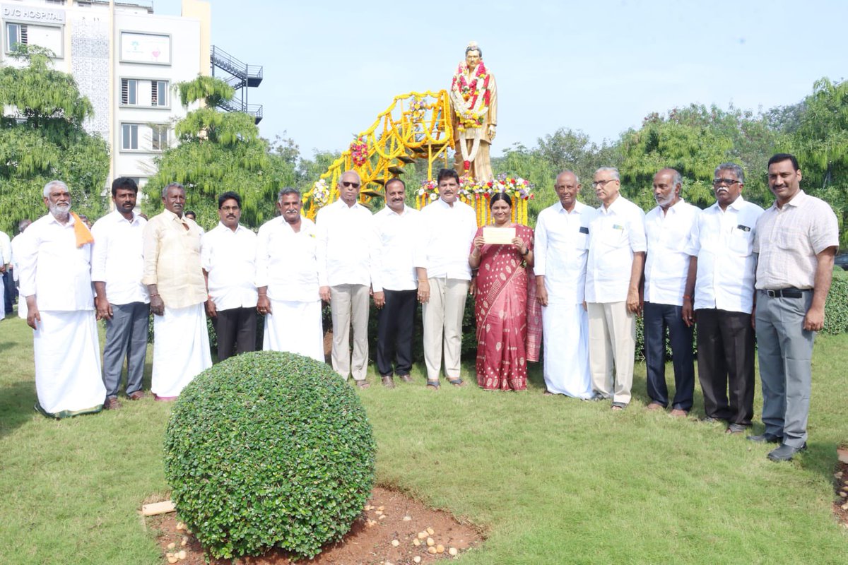 DVChospital's tweet photo. పాడి రైతుల ఆరాధ్యులు, రైతు బందువు, పొన్నూరు మాజీ శాసన సభ్యులు, ఉమ్మడి ఆంధ్రప్రదేశ్ మాజీ మంత్రివర్యులు స్వర్గీయ శ్రీ ధూళిపాళ్ళ వీరయ్య చౌదరి గారి 31వ వర్ధంతి కార్యక్రమంలో పాల్గొని నివాళులు అర్పించిన #SDVC మెమోరియల్ ట్రస్టు మరియు సంగం డెయిరీ ఛైర్మన్ శ్రీ ధూళిపాళ్ళ నరేంద్ర కుమార్, డెయిరీ ఎండీ శ్రీ గోపాల కృష్ణన్, పాలకవర్గ సభ్యులు , హాస్పిటల్ ఎండీ శ్రీమతి జ్యోతిర్మయి, మెడికల్ డైరెక్టర్ డా. సి హెచ్ శ్రీనివాస్, సి ఓ ఓ డా. నవీన్ మరియు హాస్పిటల్ వైద్యబృందం.

#DvcVardhanti #DVCHospital
#SDVCMemorialTrust
#SangamDairy