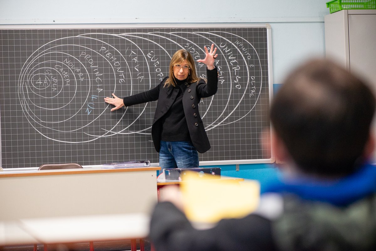 fcn_onlus's tweet image. La 4A di #Cameri ha un’aula aperta come l’atmosfera che vi si respira . Non solo domande per la Vicepresidente @fcn_onlus , Prof.ssa  Invernizzi con il progetto #ABCDono ma anche un messaggio in bottiglia per lo scrittore Barbaglia 😊
#fondazionenovarese #fondazionidicomunita