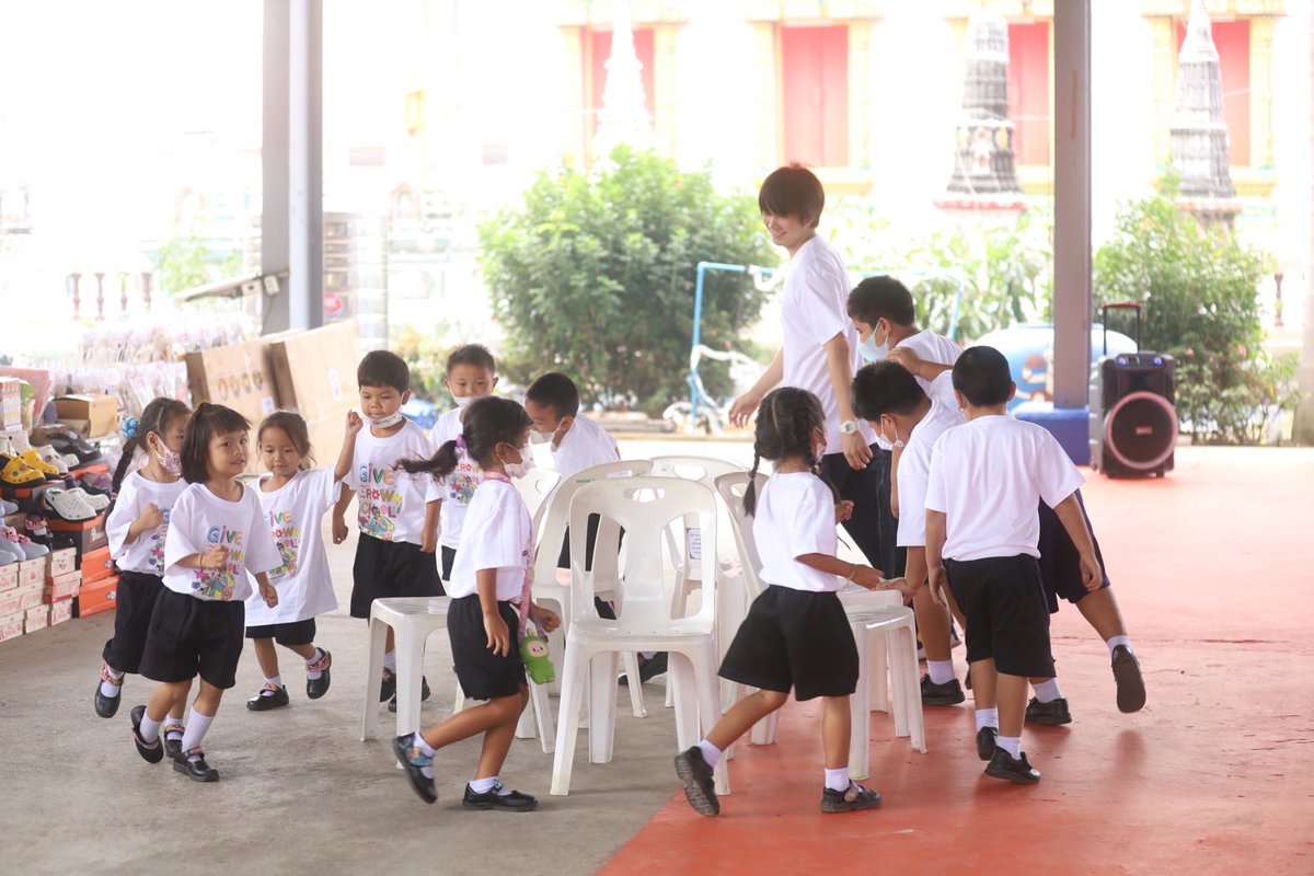 buildyourlove4u's tweet image. 😍อิ่มอกอิ่มใจไปตามๆกันมีความสุขทั้งคนให้และผู้รับ..กิจกรรมสนุกเด็ก(โข่ง)oops 🤭และเด็กๆแย่งกันเล่นสุดฤทธิ์ทู้กคน😝ขอบคุณภาพสวยๆจาก🙏🏻🥹 @Build_FamilyFC                                                              BUILD BACK TO SCHOOL 
#BUILDGiveGrowForSchools…