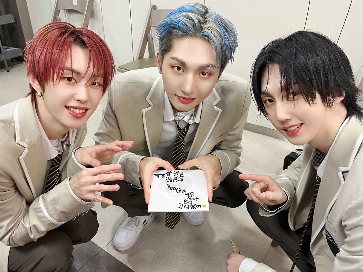MontOfficial's tweet photo. [📸]

어딘가로 막방은 뮤직뱅크~!🏦
민트들🌱 마지막까지 보러 와 줘서 너무너무 고마워요 음방은 끝났지만! 토요일에 공연도 있잖아요? 너무너무 기대된다~ 우리 민트들 응원봉 열심히 흔들어 줄 거죠? 가까이보나 멀리보나 잘 보여서 귀여워 ㅋㅋ 나도 민트랑 놀고 싶다! 민트랑 마지막까지 어딘가로 떠나버릴래❤️ 우리 내일 다시 만나요 안녕~! 오늘도 고마워~ 민트 최고!!

#몬트 #MONT
#몬트_어딘가로 #MONT_OMW