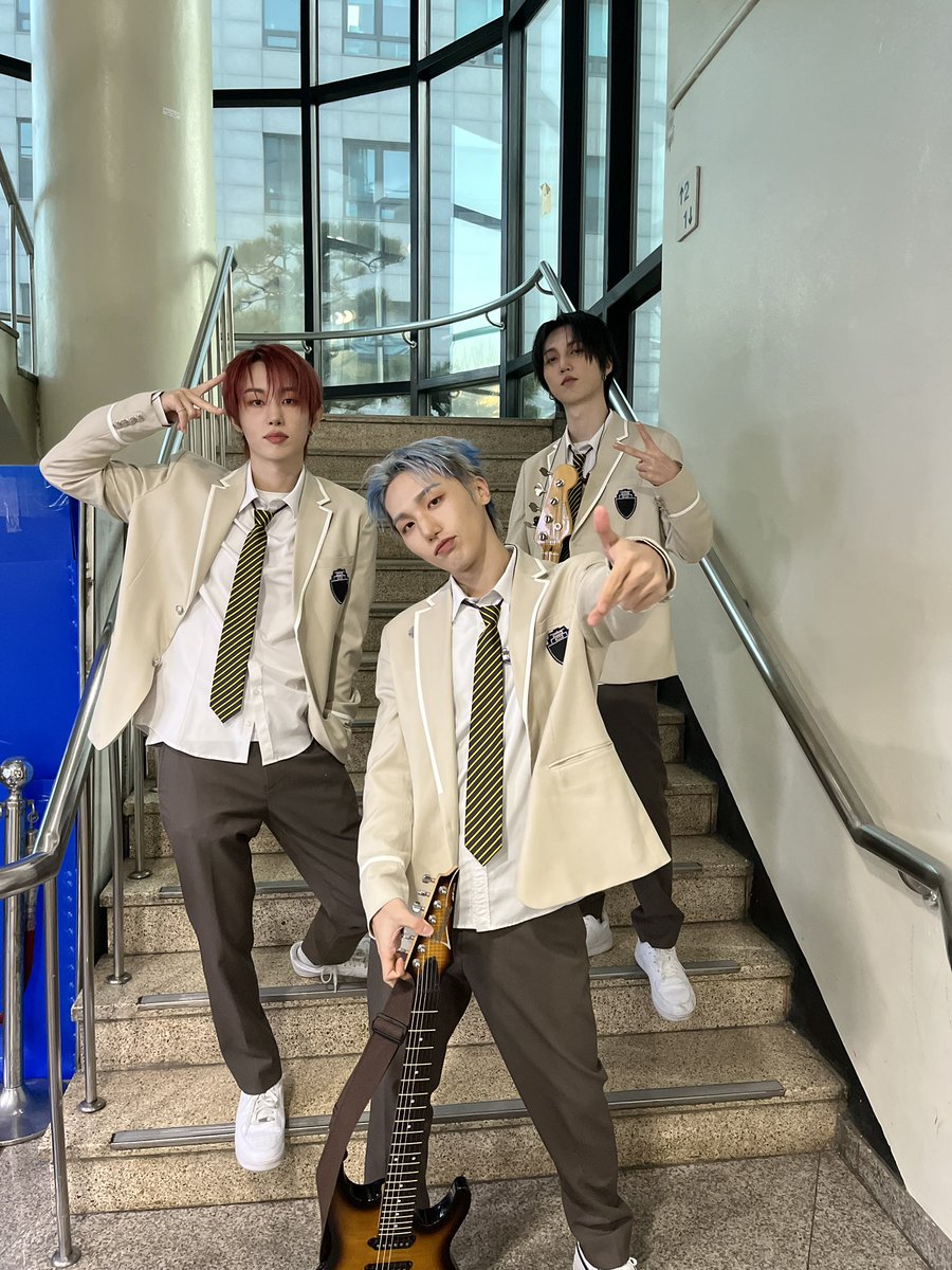 MontOfficial's tweet photo. [📸]

어딘가로 막방은 뮤직뱅크~!🏦
민트들🌱 마지막까지 보러 와 줘서 너무너무 고마워요 음방은 끝났지만! 토요일에 공연도 있잖아요? 너무너무 기대된다~ 우리 민트들 응원봉 열심히 흔들어 줄 거죠? 가까이보나 멀리보나 잘 보여서 귀여워 ㅋㅋ 나도 민트랑 놀고 싶다! 민트랑 마지막까지 어딘가로 떠나버릴래❤️ 우리 내일 다시 만나요 안녕~! 오늘도 고마워~ 민트 최고!!

#몬트 #MONT
#몬트_어딘가로 #MONT_OMW